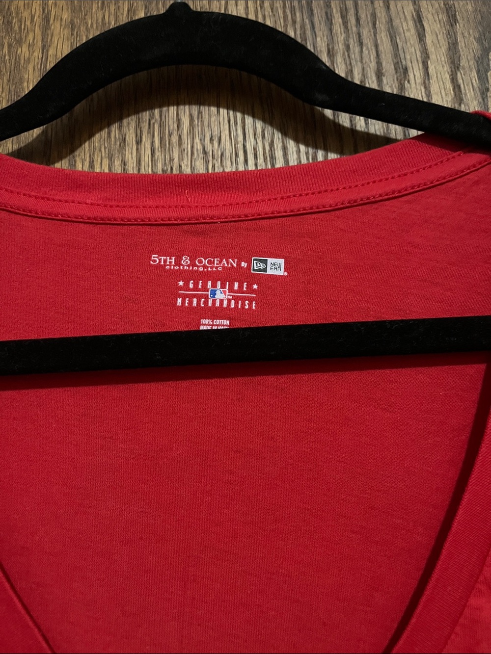 5th & Ocean Red Chicago Cubs V-Neck Graphic Tee - Picture 3 of 5